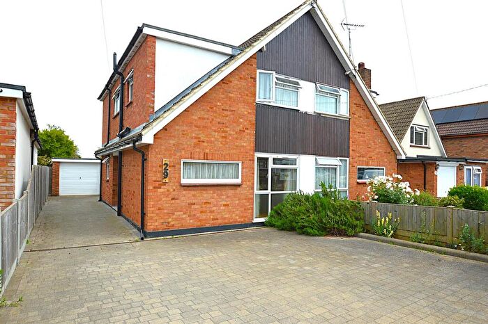 3 Bedroom Chalet For Sale In Eastbury Avenue, Rochford, SS4