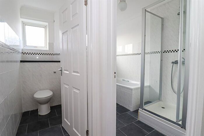 2 Bedroom Flat For Sale In Collington Avenue, Bexhill-On-Sea, TN39