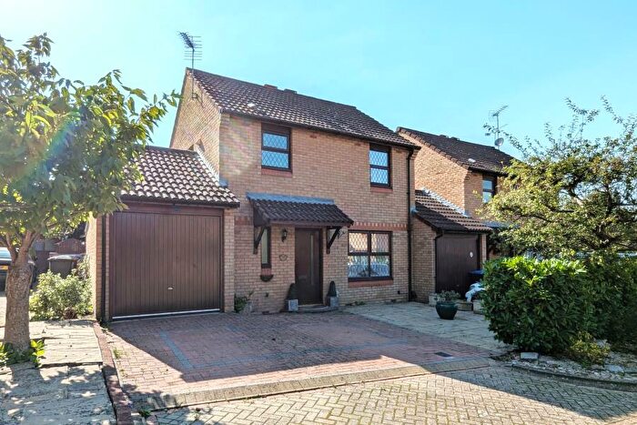 3 Bedroom Detached House To Rent In Addlestone, Surrey, KT15