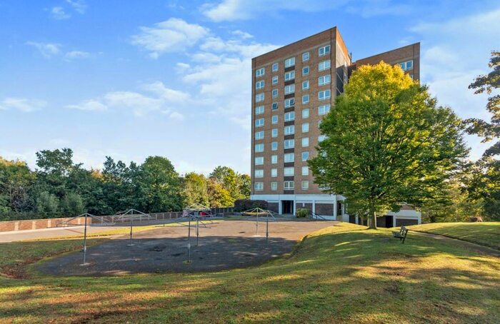 2 Bedroom Apartment To Rent In Dome Way, Redhill, RH1