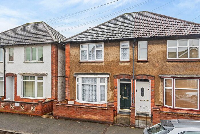 3 Bedroom Semi Detached House For Sale In Shakespeare Road, Kettering, NN16