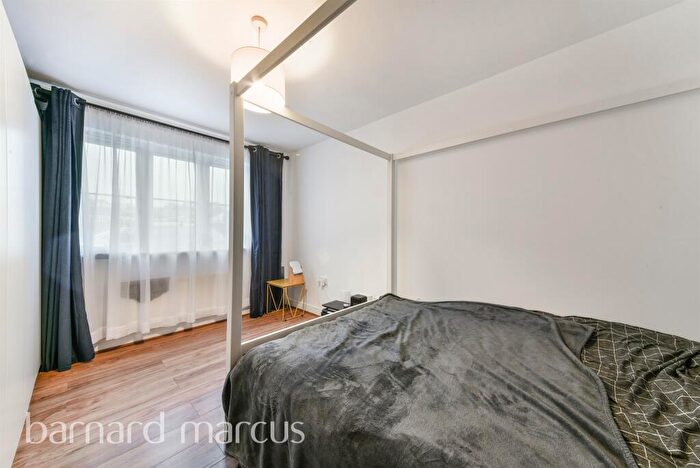 2 Bedroom Flat For Sale In Chestnut Grove, London, SE20