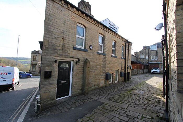 2 Bedroom Maisonette To Rent In Halifax Road, Hipperholme, Halifax, HX3