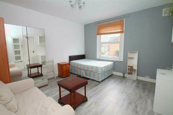 Studio To Rent In Park Avenue, Palmers Green, N13