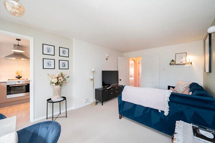 2 Bedroom Flat For Sale In Manor Fields, Horsham, RH13