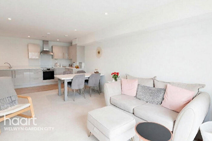 2 Bedroom Flat For Sale In Bessemer Road, Welwyn Garden City, AL7