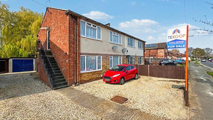 2 Bedroom Flat For Sale In Giffard Drive, Farnborough, GU14