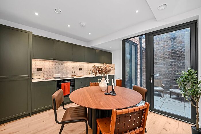 3 Bedroom Terraced House For Sale In Morris Road, London, E14