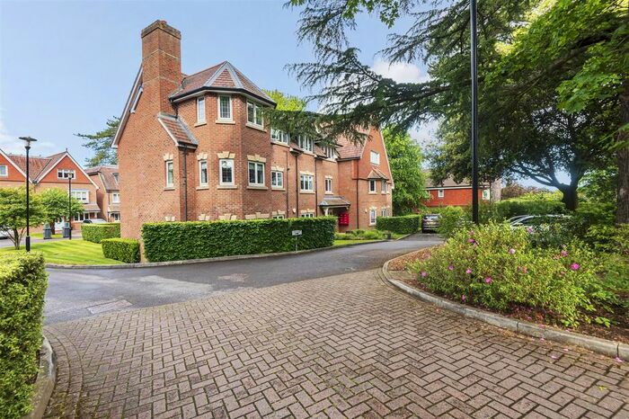 2 Bedroom Flat To Rent In Glade Mews, Guildford, GU1
