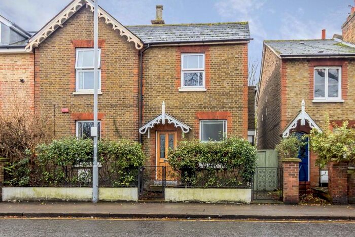 3 Bedroom Flat To Rent In Fairfield South, Fairfield South, KT1