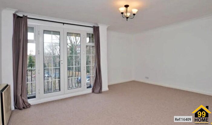 3 Bedroom Flat To Rent In Swallow Close, Staines-Upon-Thames, London, TW18