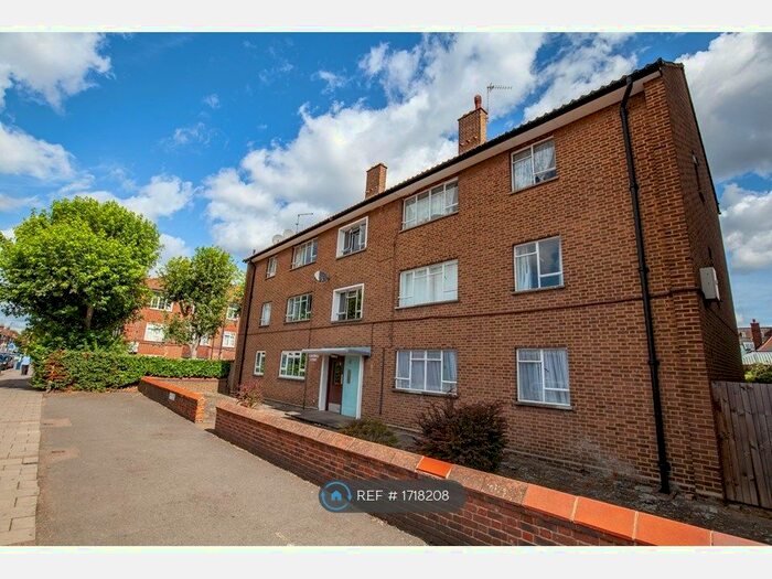 3 Bedroom Flat To Rent In Cornwall Court, London, SW17