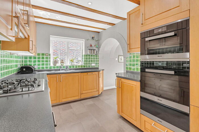 4 Bedroom Detached House For Sale In Totteridge Lane, Totteridge, N20