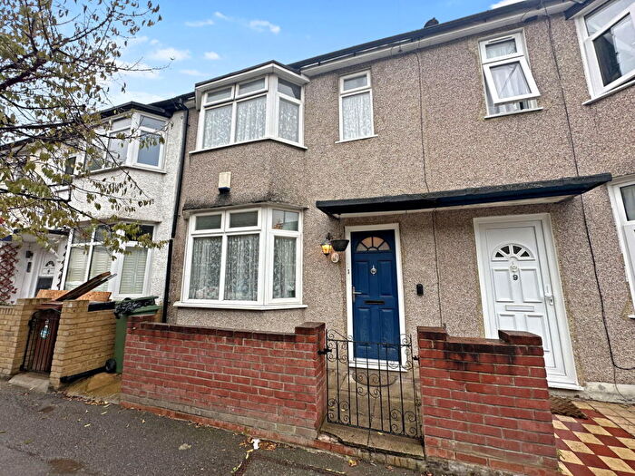 3 Bedroom Terraced House For Sale In Parkstone Road, Walthamstow, E17
