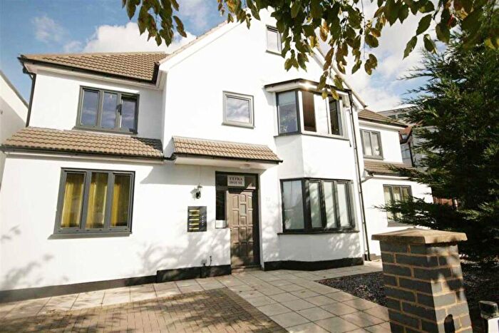 2 Bedroom Apartment To Rent In Llanvanor Road, London, NW2