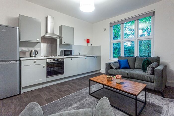 2 Bedroom Flat To Rent In Waterloo Crescent, Nottingham, Nottinghamshire, NG7