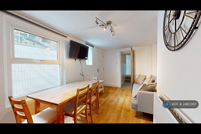 6 Bedroom Semi-Detached House To Rent In Sutherland Square, London, SE17