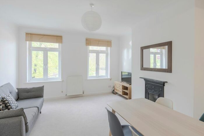 2 Bedroom Flat To Rent In The Pavement, London, SW4