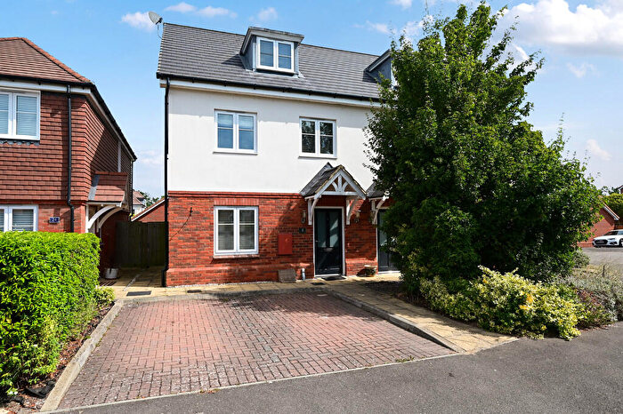 3 Bedroom Semi-Detached House For Sale In Clarks Farm Way, Blackwater, GU17