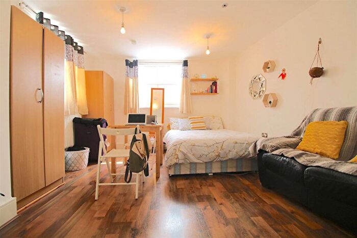 3 Bedroom Flat To Rent In Mile End Road, London, E1