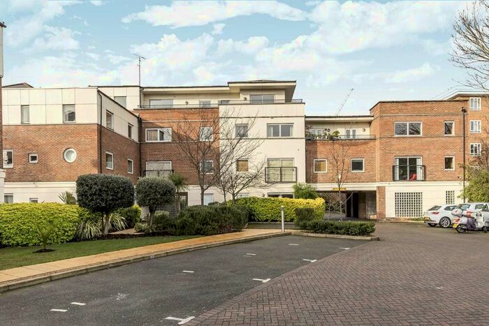 2 Bedroom Flat To Rent In Mill Pond Close, London, SW8