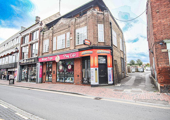 2 Bedroom Flat To Rent In High Street, Sittingbourne, Kent, ME10