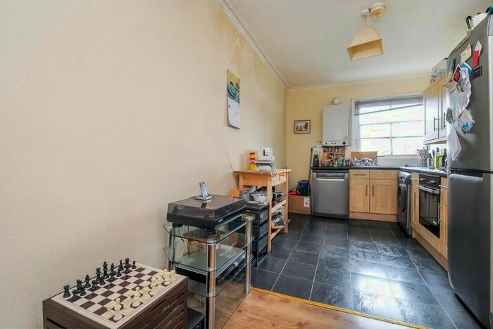 2 Bedroom Flat To Rent In Richmond, Surrey TW10
