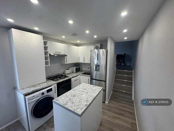 3 Bedroom Flat To Rent In Ballards Lane, London, N3