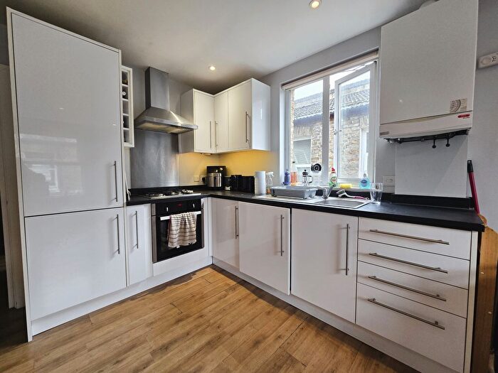 2 Bedroom Flat To Rent In Treport Street, London, SW18