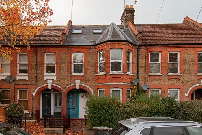 3 Bedroom Apartment To Rent In Brettenham Road, Walthamstow, E17