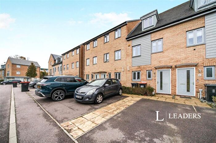 4 Bedroom Semi-Detached House To Rent In Hazel Mead, LU5