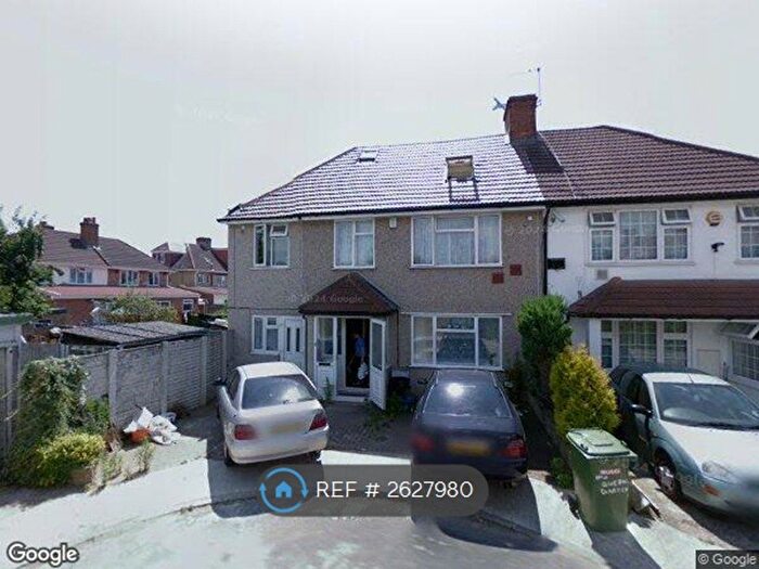 Studio To Rent In Queens Gardens, Hounslow, TW5