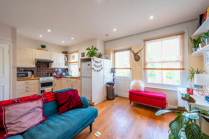 2 Bedroom Flat To Rent In Crockerton Road, Tooting Bec, London, SW17
