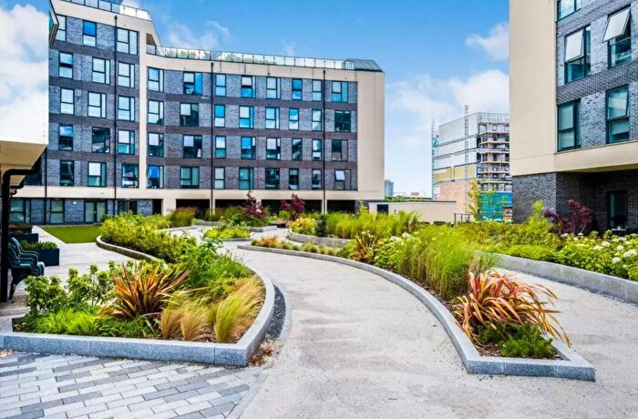 2 Bedroom Flat To Rent In Bed Apartment - Bridgewater Point, Salford, M5