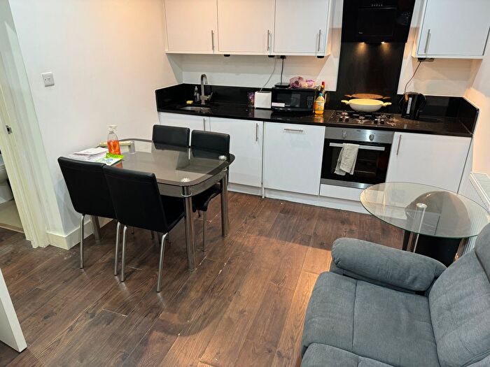 3 Bedroom Flat To Rent In Clapham Road, London, SW9