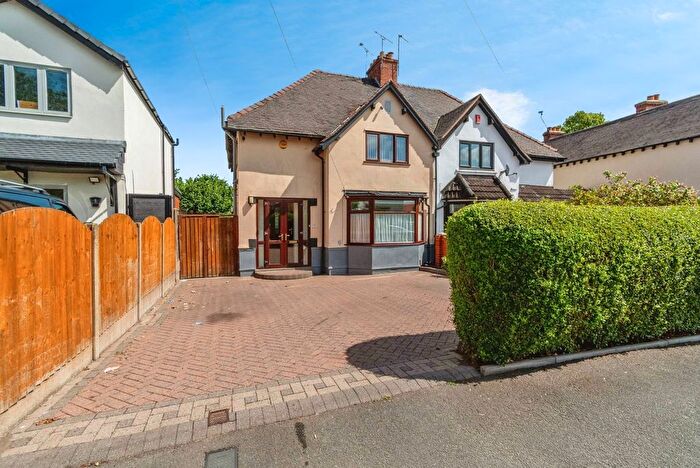 3 Bedroom Semi-Detached House For Sale In Lincoln Road, Walsall, West Midlands, WS1