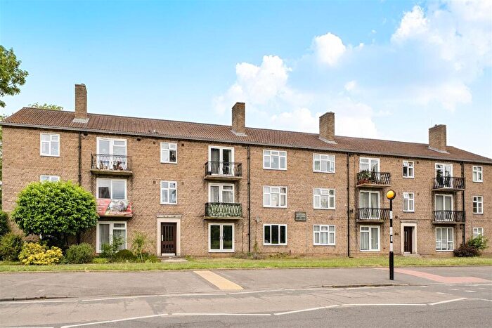 2 Bedroom Apartment For Sale In Elizabeth House, Gosbrook Road, Caversham, Reading, RG4