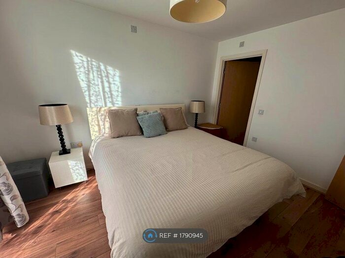 2 Bedroom Flat To Rent In Simmonds House, Brentford, TW8