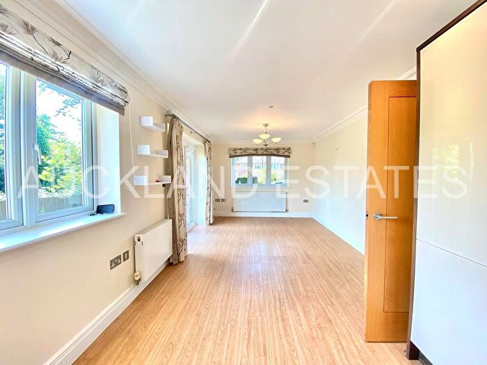 2 Bedroom Flat To Rent In Bluebridge Road, Brookmans Park, AL9