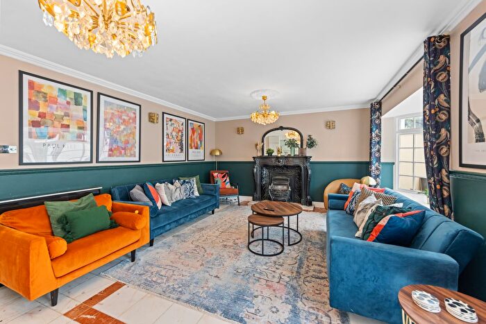 6 Bedroom Detached House To Rent In Deacons Hill Road, Borehamwood, WD6