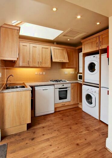 6 Bedroom Semi-Detached House To Rent In Park Barn East, Guildford, GU2