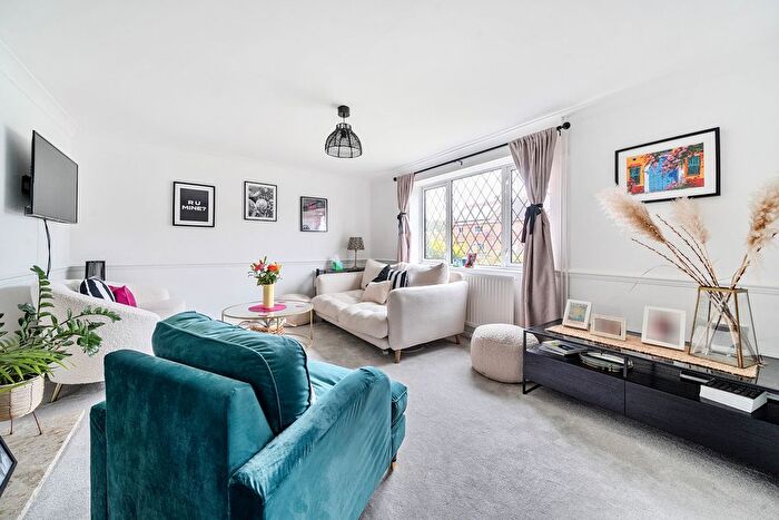 3 Bedroom Semi-Detached House For Sale In Weir Road, Hampshire, RG27