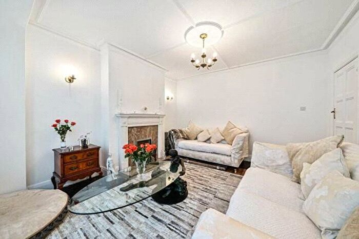 3 Bedroom End Of Terrace House For Sale In Pollards Hill South, London, SW16