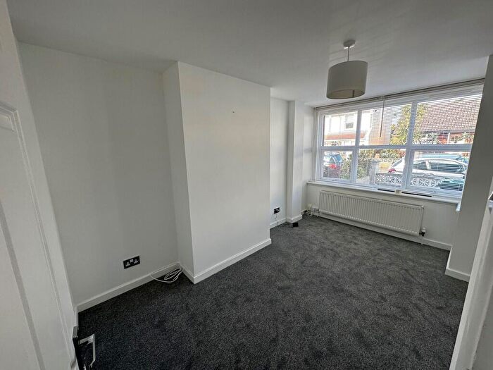 1 Bedroom Flat To Rent In Underdown Road, Southwick, BN42