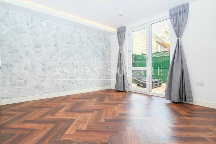 Studio To Rent In 106, Cobbold Road, London E11