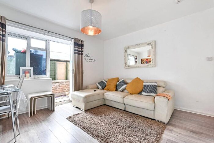 2 Bedroom Flat To Rent In Shacklewell Road, Hackney, London, N16
