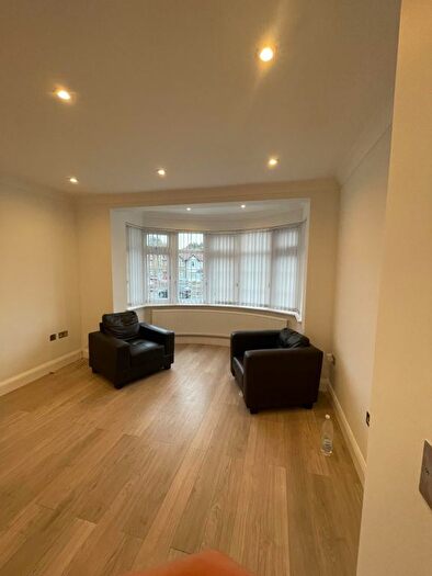 3 Bedroom Flat To Rent In Great North Way, London, NW4