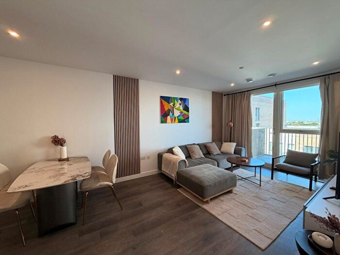 2 Bedroom Flat To Rent In Streamdale Road, Acton, W3
