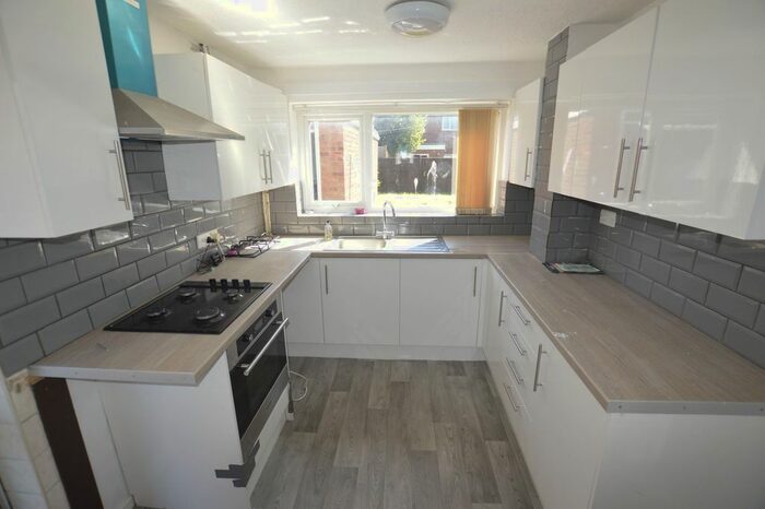 3 Bedroom Semi-Detached House To Rent In Waveney Rise, Oadby, LE2