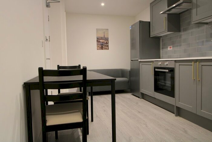 2 Bedroom Flat To Rent In Parkgate Road, Battersea, SW11